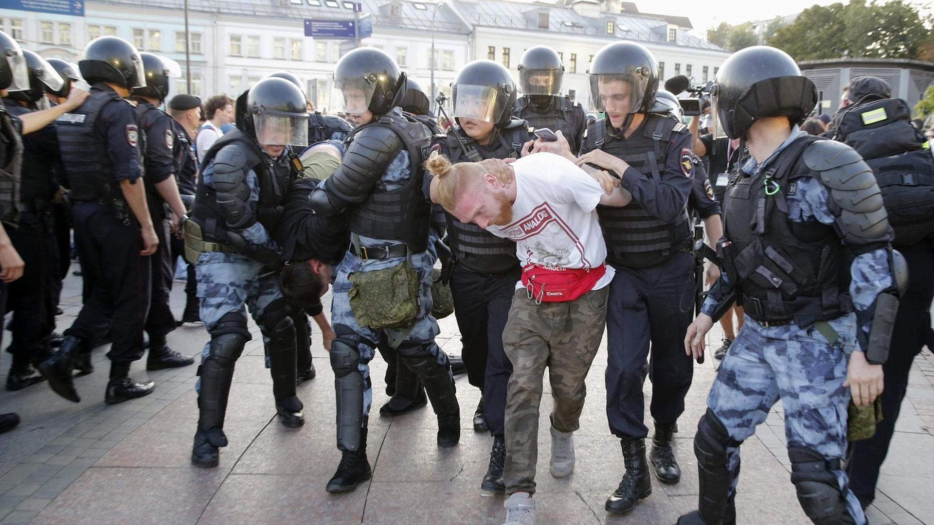 Die Polizei in Moskau hat viele Menschen festgenommen.