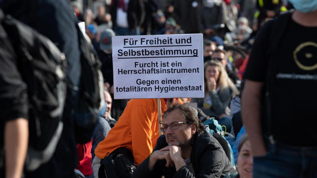 Gegner der Corona-Maßnahmen protestieren in Berlin.