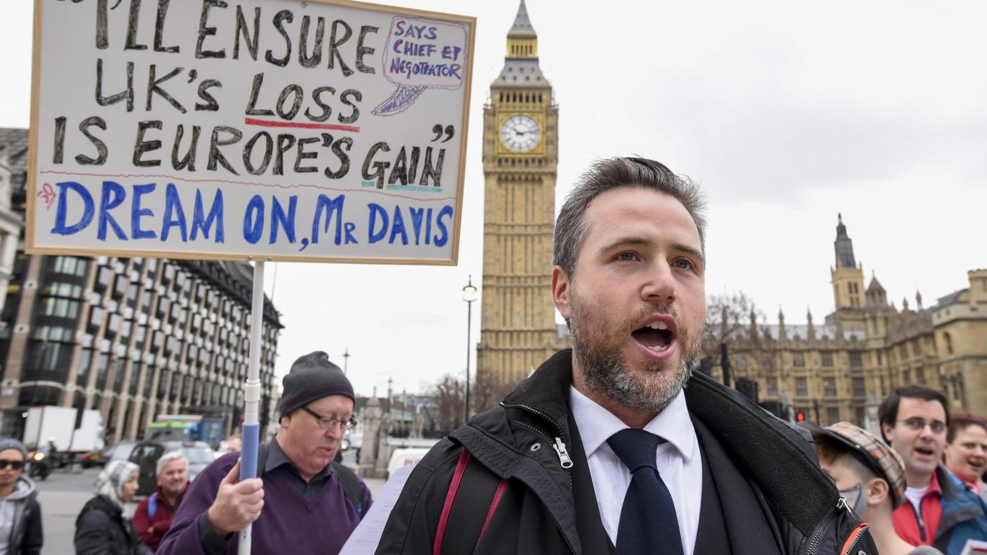 Der Sänger und Cellist Simon Wallfisch führt einen Protestmarsch in London gegen den Brexit. Dabei intoniert er die "Ode an die Freude" von Beethoven - die Europa-Hymne.