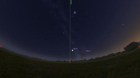 Bei Einbruch der Dunkelheit hat der helle Stern Wega – Hauptstern im Sternbild Leier – die Nord-Süd-Linie bereits überschritten.