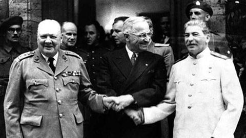  Winston Churchill, links, Harry S. Truman und Josef Stalin, rechts in Churchilss Residenz in Potsdam, 1945