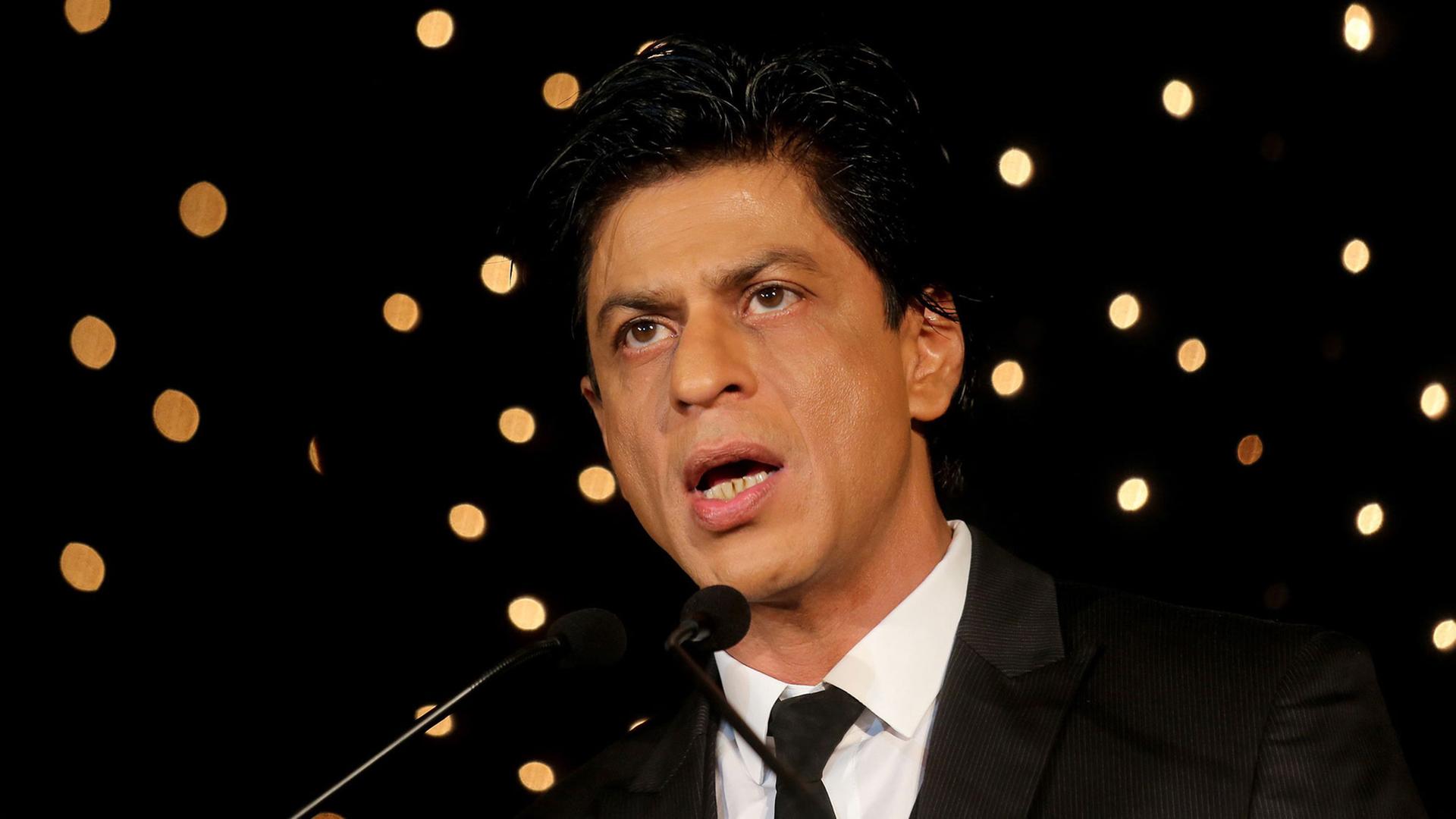 Der indische Bollywood-Schauspieler Shah Rukh Khan bei einem Promotion-Event am 11.12.2015 in Bangalore, Indien.