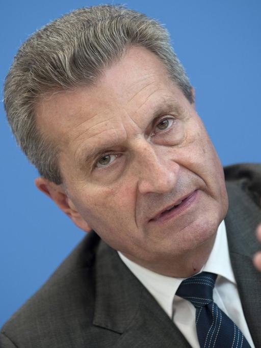 EU-Kommissar Günther Oettinger (CDU) in einer Gesprächssituation.