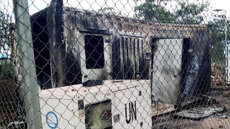 Brennender Kontäner auf dem UNO-Stützpunkt in der Stadt Beni im Osten des Kongos. 