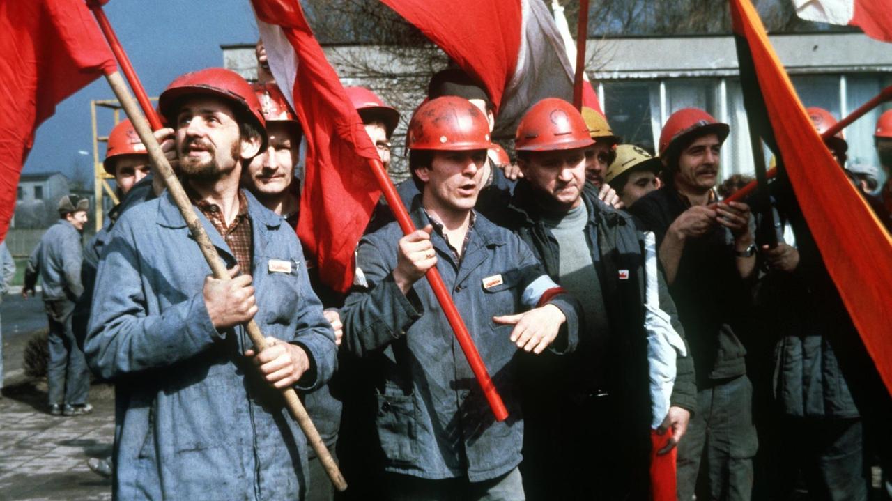 Arbeiter der Warschauer Hüttenwerke mit polnischen Flaggen während eines vierstündigen Warnstreiks am 27. März 1981. Nach einer Streikbewegung und zähen Verhandlungen mit der Regierung war im September 1980 der Dachverband der neuen unabhängigen Gewerkschaften "Solidarnosc" gegründet und das Streikrecht erkämpft worden.