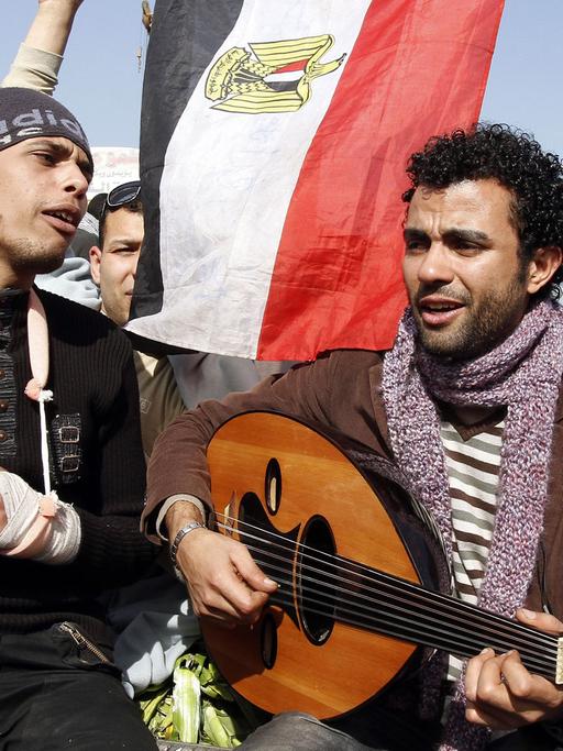 Ägyptische Demonstranten singen Friedenslieder auf dem Tahrir-Platz in Kairo