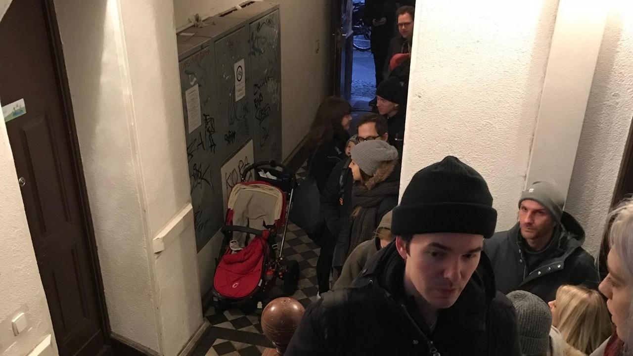 lange Schlange von Wartenden im Treppenhaus