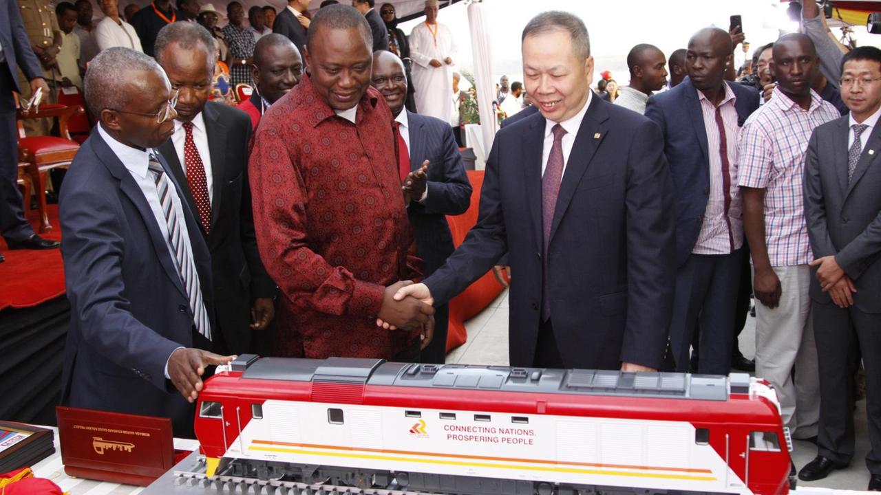 Der kenianische Präsident Uhuru Kenyatta (2.v.l) und der Präsident der China Communications Contruction Company, Chen Fenjian (M), bei der Eröffnung einer neuen Bahnstrecke, die die Hafenstadt Mombasa mit der Hauptstadt Nairobi verbindet