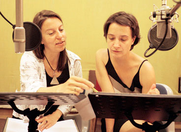 Regisseurin Christine Nagel und die Schauspielerin Karina Plachetka bei der Produktion von "Nebeneinander gehen" für den Deutschlandfunk Regisseurin Christine Nagel und die Schauspielerin Karina Plachetka bei der Produktion von "Nebeneinander gehen" für den Deutschlandfunk