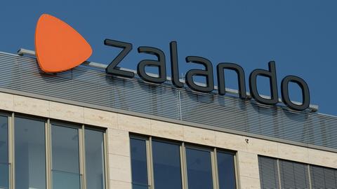 Das Logo vom Onlinehändler Zalando auf dem Firmensitz in der Mühlenstraße in Berlin