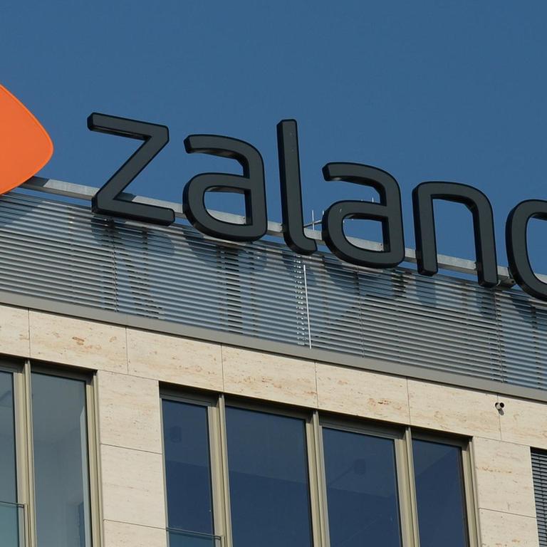 Das Logo vom Onlinehändler Zalando auf dem Firmensitz in der Mühlenstraße in Berlin