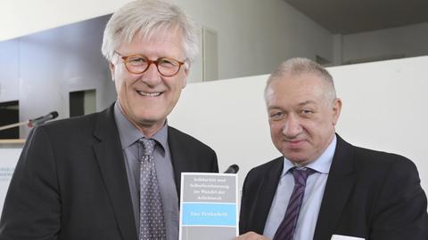 Der Ratsvorsitzende der Evangelischen Kirche in Deutschland (EKD), Heinrich Bedford-Strohm (li.) und der Vorsitzende der Kammer fuer soziale Ordnung der EKD, Gustav A. Horn, stellten am Dienstag (28.04.2015) in der Evangelische Akademie Frankfurt am Main eine neue Denkschrift zu den Themen Arbeit, Sozialpartnerschaften und Gewerkschaften mit dem Titel Solidarität und Selbstbestimmung im Wandel der Arbeitswelt vor. Gustav A. Horn, Direktor des Instituts für Makrooekonomie und Konjunkturforschung der gewerkschaftsnahen Hans-Boeckler-Stiftung ist Vorsitzender der EKD-Kammer fuer soziale Ordnung, die die Denkschrift vorbereitet hat. Die EKD warnt darin vor einer wachsenden sozialen Ungleichheit. Waehrend sich die Lage am Arbeitsmarkt insgesamt positiv entwickelt habe, sei die Zahl atypischer und prekaerer Beschaeftigungsverhaeltnisse gestiegen, kritisierte die EKD. (Siehe epd-Bericht vom 2 Copyright: epd-bildx/xThomasxRohnke the Board Chairman the Protestant Church in Germany EKD Heinrich Bedford Strohm left and the Chairman the Chamber for social ones Order the EKD Gustav a Horn presented at Tuesday 28 04 2015 in the Protestant Academy Frankfurt at Main a New Memorandum to the Topics Work and Unions with the Title Solidarity and Self-determination in Change the Working world before Gustav a Horn Director the Institute for Macroeconomics and Business Cycle Research the Hans Boeckler Foundation is Chairman the EKD Chamber for social ones Order the the Memorandum prepared has the EKD warns it before a growing Social Inequality waehrend to the Situation at Labour market a whole positive developed have Sei the Number and increased Make criticized the EKD See epd Report of 2 Copyright epd bildx xThomasxRohnke