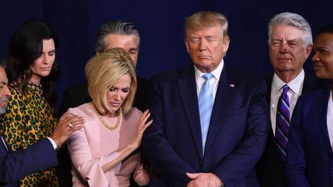 3. Januar 2020: Pastor Paula White-Cain und US Präsident Donald J. Trump beten gemeinsam mit Trump-Anhängern bei einem Treffen der "Evangelicals for Trump Coalition" in Miami, Florida