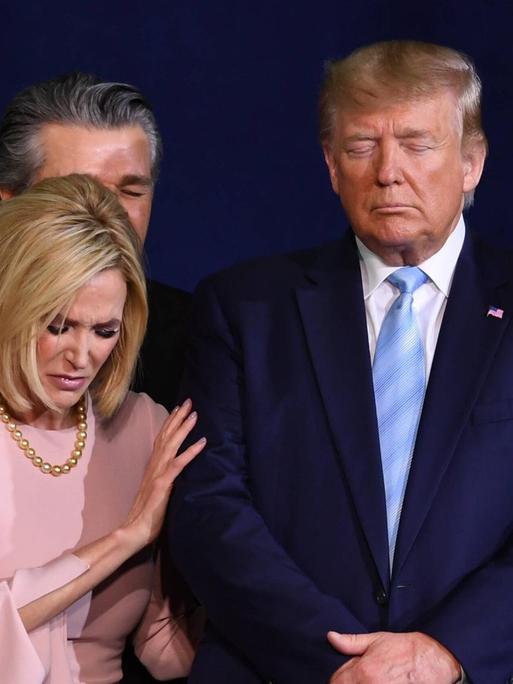 3. Januar 2020: Pastor Paula White-Cain und US Präsident Donald J. Trump beten gemeinsam mit Trump-Anhängern bei einem Treffen der "Evangelicals for Trump Coalition" in Miami, Florida