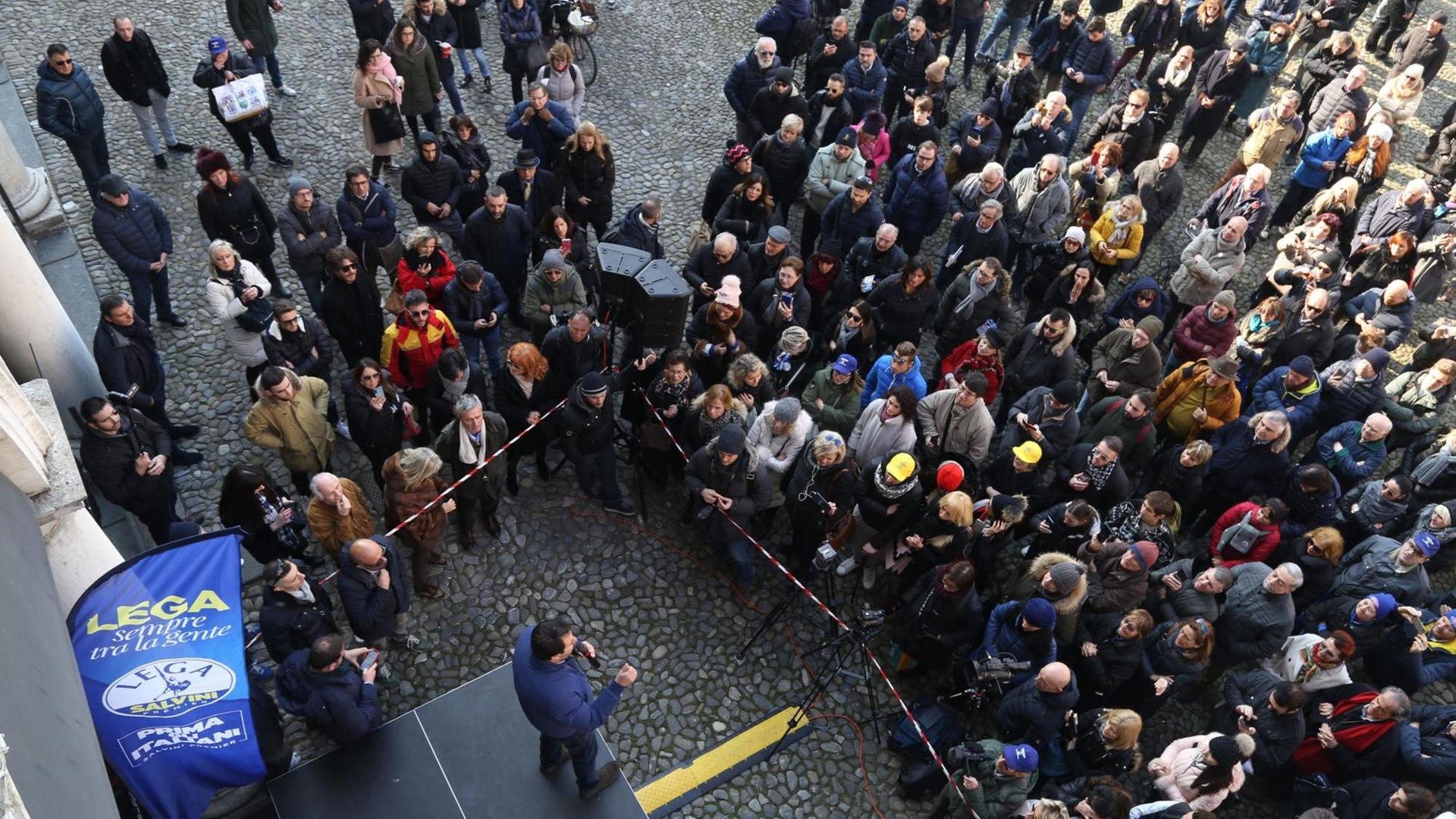 Auf der Piazza Grande in Modena scharrt Matteo Salvini während des Wahlkampfes Zuhörer um sich.