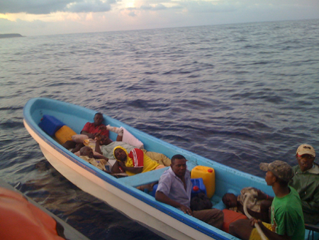 Ein Boot mit illegalen Flüchtlingen vor Mayotte