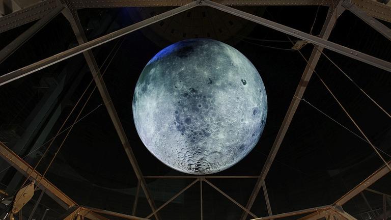 Herzstück der Ausstellung "Sternstunden" im Gasometer Oberhausen war der "größte Mond der Erde": ein 25 Meter großer Ballon, der als Projektionsfläche für eine photographische Karte der Mondoberfläche einschließlich der Simulation der Mondphasen diente.