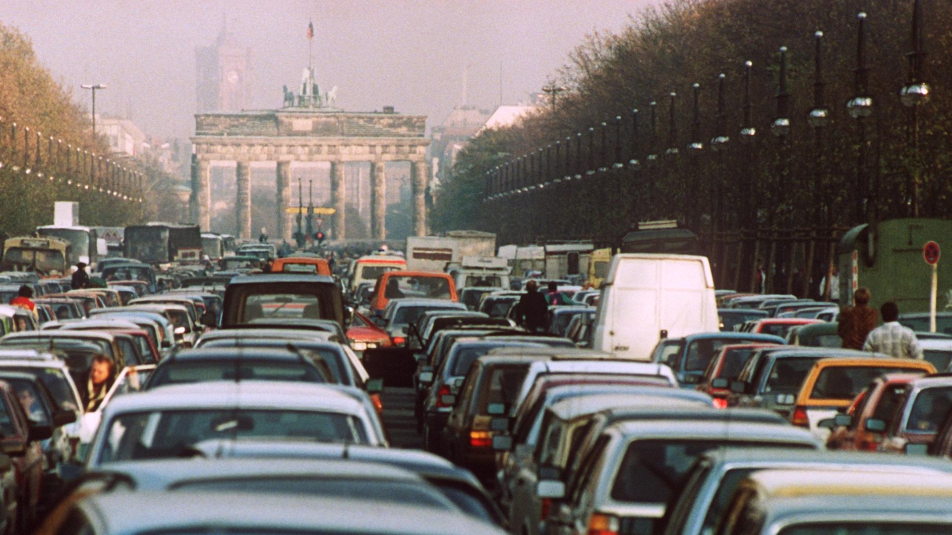 Verkehrsstau am 18. November 1989 auf der Straße des 17. Juni in Berlin mit dem Brandenburger Tor im Hintergrund.