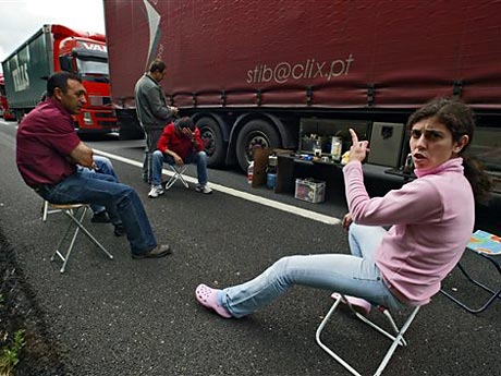Portugiesische LKW-Fahrer pausieren während des Lastwagenfahrerstreiks in Nordspanien.