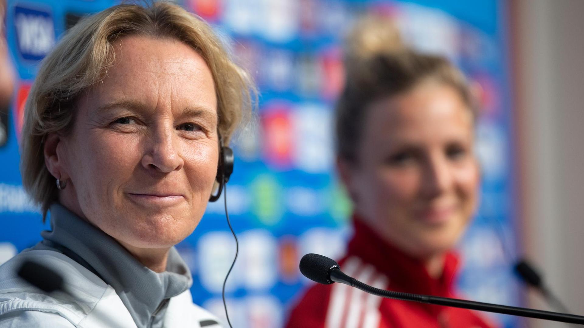Martina Voss-Tecklenburg (links), Trainerin der deutschen Frauen-Nationalmannschaft, und Svenja Huth nehmen an einer Pressekonferenz teil.