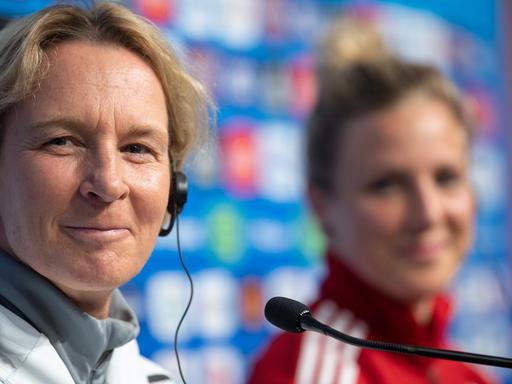 Martina Voss-Tecklenburg (links), Trainerin der deutschen Frauen-Nationalmannschaft, und Svenja Huth nehmen an einer Pressekonferenz teil.