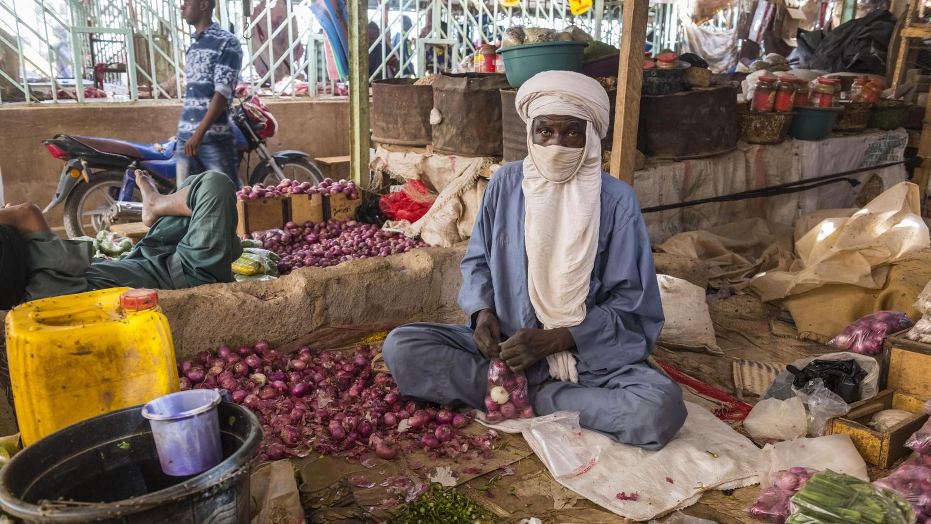 Mann auf einen Markt in Agadez, Niger
