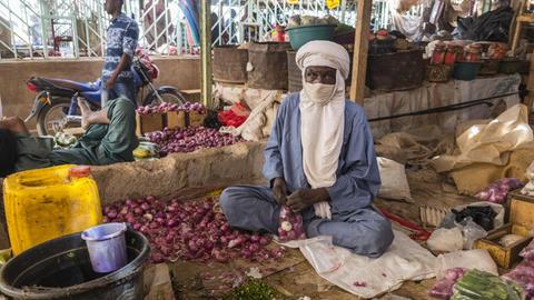 Mann auf einen Markt in Agadez, Niger