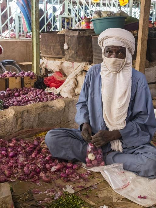 Mann auf einen Markt in Agadez, Niger Mann auf einen Markt in Agadez, Niger