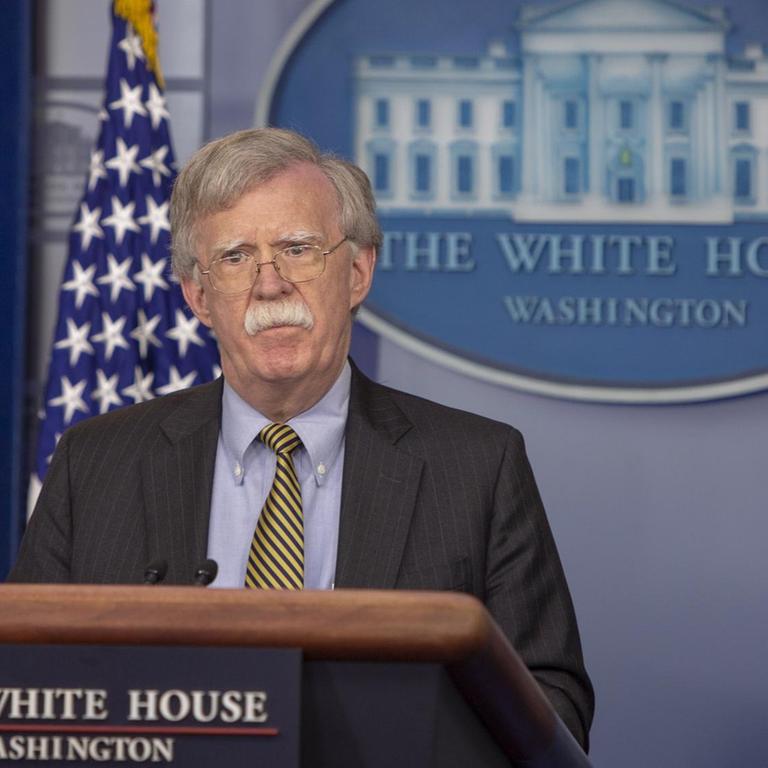 John Bolton, nationaler Sicherheitsberater der USA, an einem Pult mit der Aufschrift "Weißes Haus". 