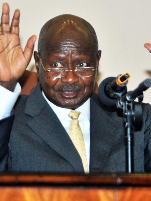 Der ugandische Präsident Yoweri Museveni unterschreibt ein Anti-Homosexuellengesetz in der Hauptstadt Kampala, am 24. Februar 2014.