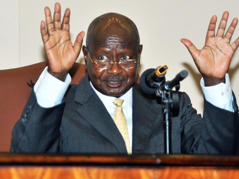 Der ugandische Präsident Yoweri Museveni unterschreibt ein Anti-Homosexuellengesetz in der Hauptstadt Kampala, am 24. Februar 2014.