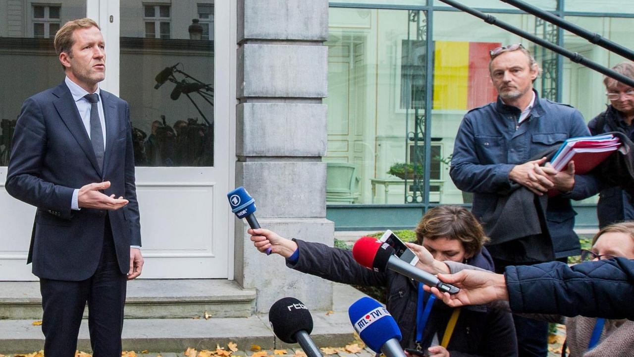 Der wallonische Ministerpräsident Paul Magnette tritt während der Ceta-Verhandlungen in Brüssel vor Journalisten. 