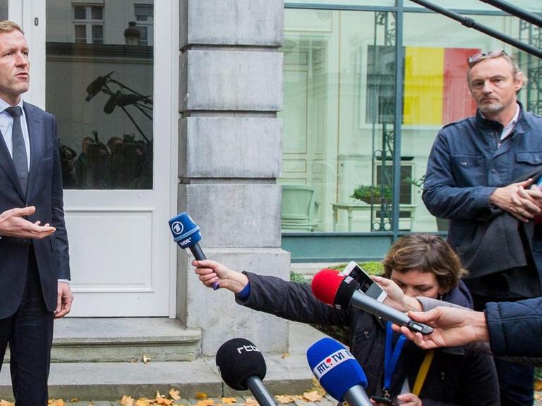 Der wallonische Ministerpräsident Paul Magnette vor Journalisten während der Ceta-Verhandlungen in Brüssel.