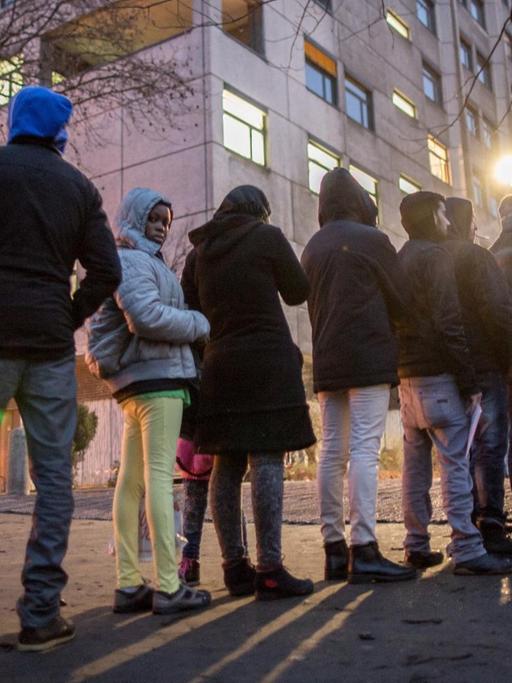 Flüchtlinge vor dem Lageso in Berlin