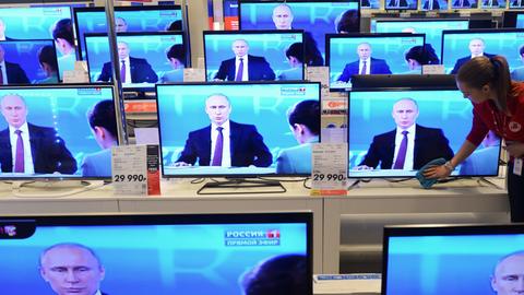 Wladimir Putin überall: Der russische Präsiden stellt sich im Staatsfernsehen Bürgerfragen.