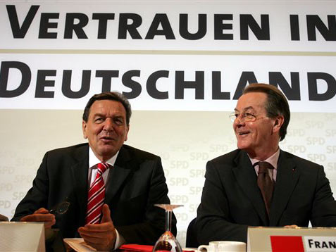 Bundeskanzler Gerhard Schröder und der SPD-Vorsitzende Franz Müntefering zu Beginn des Treffens des erweiterten Parteivorstandes im Willy-Brandt-Haus in Berlin Bundeskanzler Gerhard Schröder und der SPD-Vorsitzende Franz Müntefering zu Beginn des Treffens des erweiterten Parteivorstandes im Willy-Brandt-Haus in Berlin