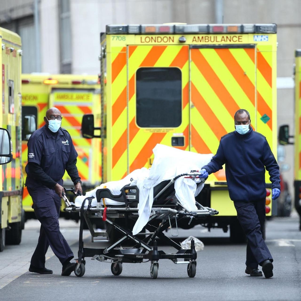 London: Sanitäter bringen einen Corona-Patienten in das Royal London Hospital. 