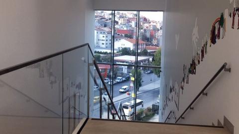 Durch ein Fenster im Treppenhaus des Arter Koç Museum in Istanbul sieht man auf die Nachbarschaft herab.