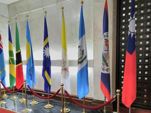 In den Regierungsgebäuden von Taiwan hängen immer weniger Flaggen. Nur noch 15 Länder erkennen das Land an aufgrund des Druckes der Volksrepublik China.