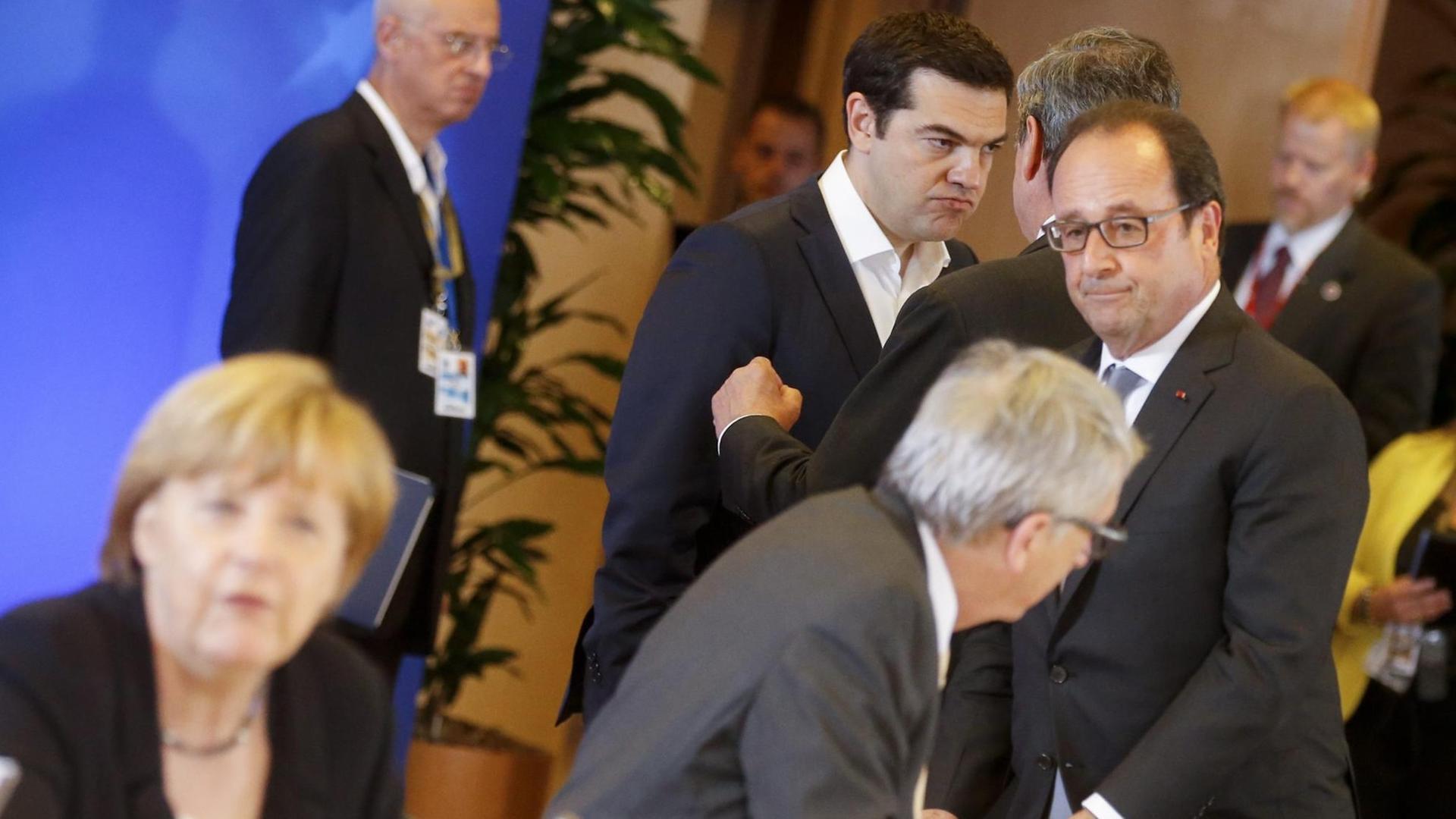 Die EU-Staats- und Regierungschefs - darunter Kanzlerin Merkel, Frankeichs Präsident Hollande und der griechische Ministerpräsident Tsipras - beraten auf ihrem Sondergipfel in Brüssel.
