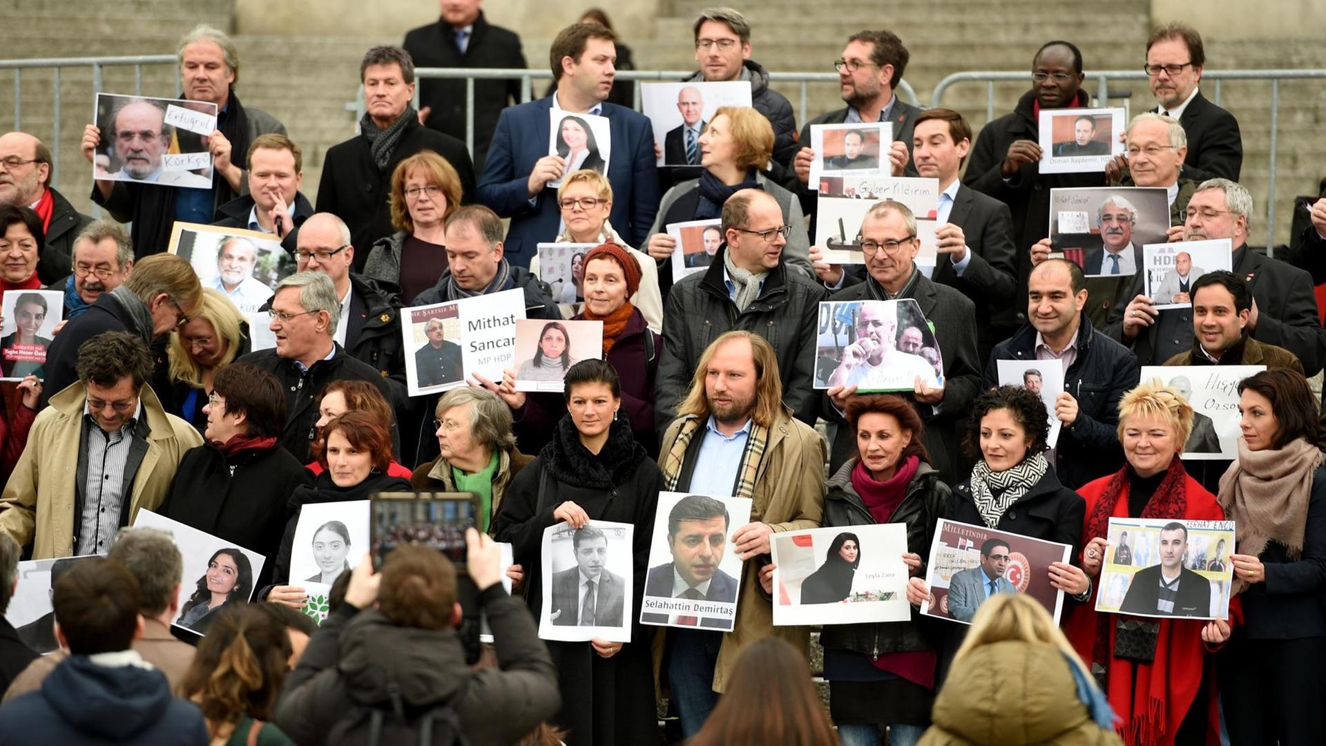 Bilder von Abgeordnete der türkischen Partei HDP werden werden am 13.12.2016 auf den Stufen des Bundestages bei einer Protestaktion von Abgeordneten des Deutschen Bundestages in Berlin gehalten. Die Politiker wollten mit der Aktion Solidarität mit der verfolgten HDP bekunden.