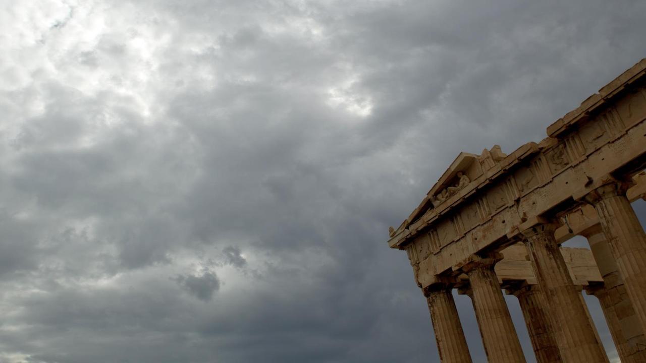 Dunkle Wolken über dem Parthenon-Tempel auf der Akropolis in Athen