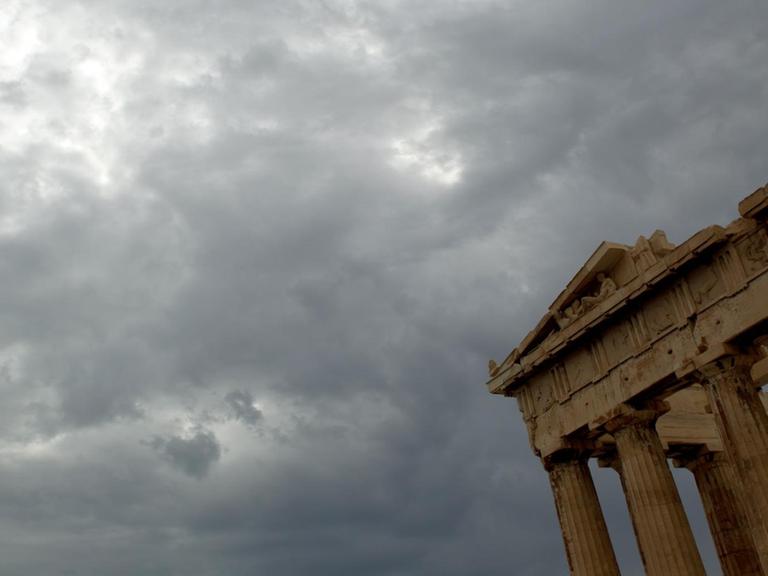 Dunkle Wolken in Athen über dem Parthenon-Tempel auf der Akropolis