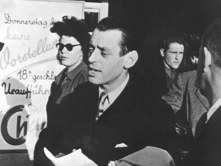 Der Schweizer Schauspieler und Regisseur Leopold Lindtberg (M) vor der Uraufführung des Films "Die letzte Chance" im Mai 1946 in München.