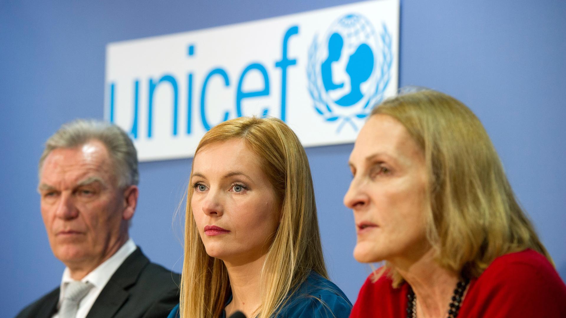 Die Schauspielerin Nadja Uhl sitzt während einer Pressekonferenz des Kinderhilfswerkes Unicef neben dem Präsidenten des Bundeskriminalamtes Jörg Ziercke und der Produzentin Gabriela Sperl. Die Schauspielerin Nadja Uhl sitzt während einer Pressekonferenz des Kinderhilfswerkes Unicef neben dem Präsidenten des Bundeskriminalamtes Jörg Ziercke und der Produzentin Gabriela Sperl.