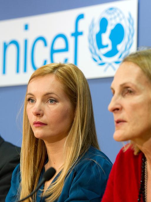 Die Schauspielerin Nadja Uhl sitzt während einer Pressekonferenz des Kinderhilfswerkes Unicef neben dem Präsidenten des Bundeskriminalamtes Jörg Ziercke und der Produzentin Gabriela Sperl.