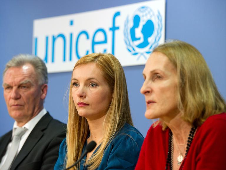 Die Schauspielerin Nadja Uhl sitzt während einer Pressekonferenz des Kinderhilfswerkes Unicef neben dem Präsidenten des Bundeskriminalamtes Jörg Ziercke und der Produzentin Gabriela Sperl.