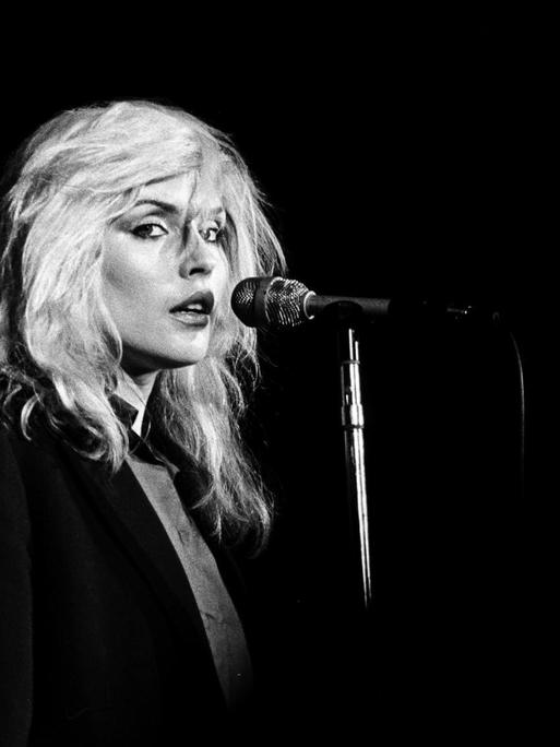 Porträt von Debbie Harry auf der Bühne.