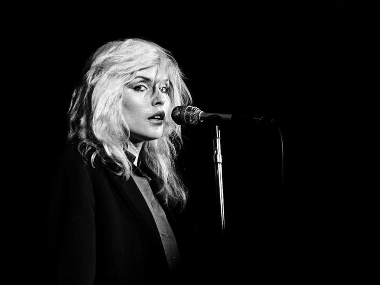 Porträt von Debbie Harry auf der Bühne.