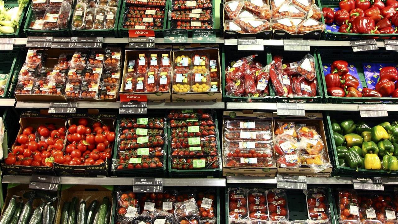 Lebensmittelabteilung mit Obst und Gemüse